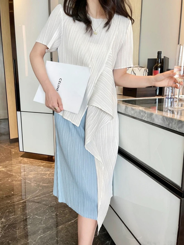 Rochie plisată în design Miyake, poliester, imprimeu color-coordonat, detalii de colaj, lungime medie, tiv neregulat, guler rotund, mâneci scurte, talie lejeră