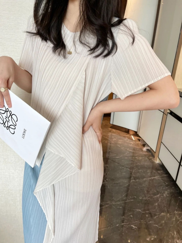 Rochie plisată în design Miyake, poliester, imprimeu color-coordonat, detalii de colaj, lungime medie, tiv neregulat, guler rotund, mâneci scurte, talie lejeră