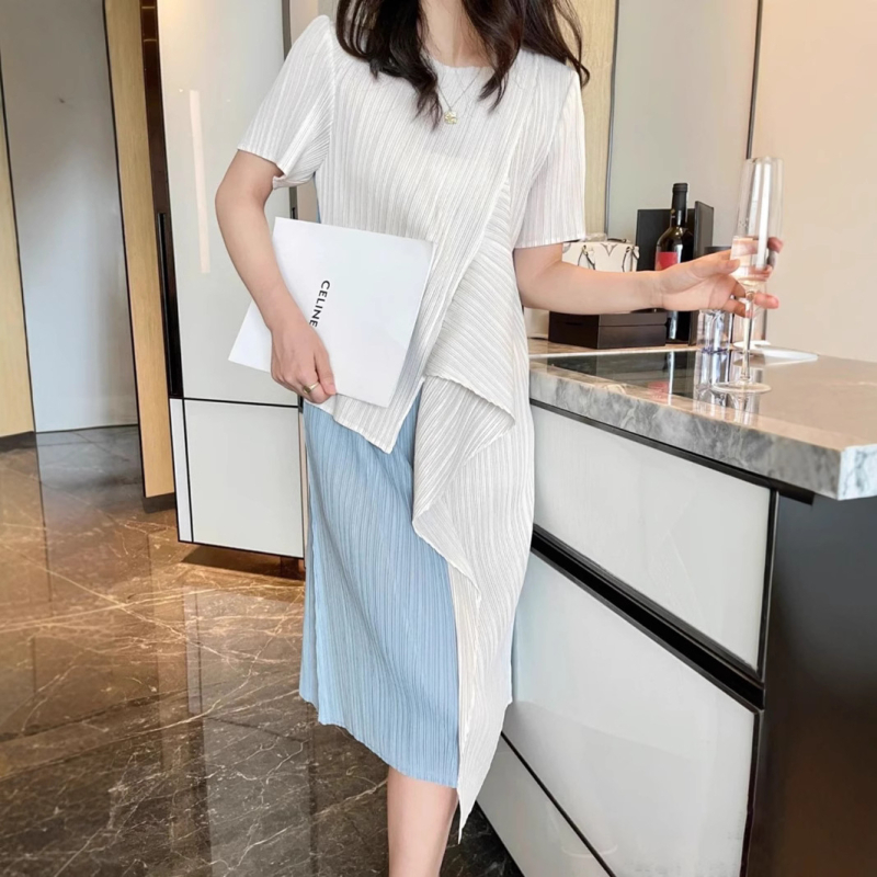 Rochie plisată în design Miyake, poliester, imprimeu color-coordonat, detalii de colaj, lungime medie, tiv neregulat, guler rotund, mâneci scurte, talie lejeră