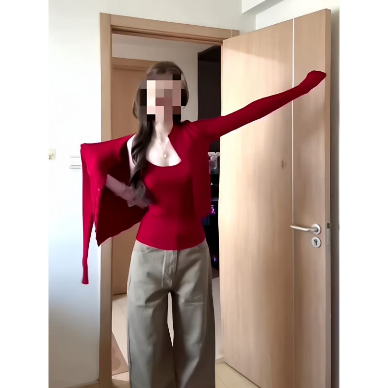 Двухчастен плетен комплект: потник и жилетка, квадратно деколте, тесен силует, дълги ръкави, есен 2025