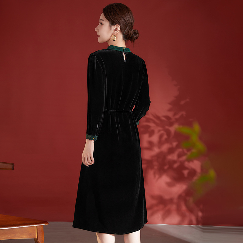 Rochie din catifea de mătase cu guler înalt, croială în A, mâneci lungi, stil vintage