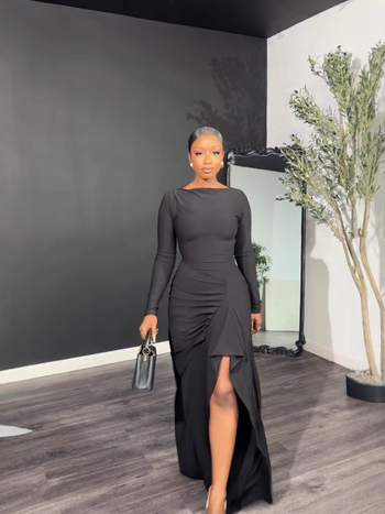 Odya Rochie lungă asimetrică cu despicare, plisuri, guler rotund, mâneci lungi, poliester cu elastan, talie medie, iarnă 2025