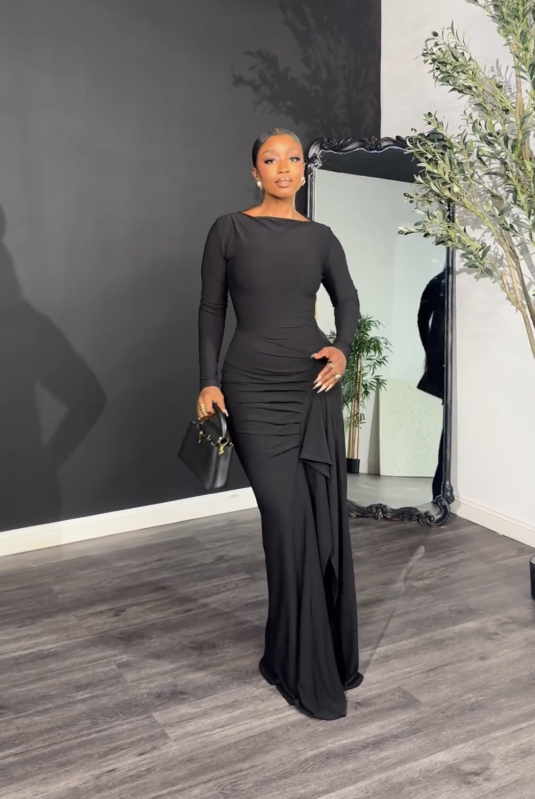 Odya Rochie lungă asimetrică cu despicare, plisuri, guler rotund, mâneci lungi, poliester cu elastan, talie medie, iarnă 2025