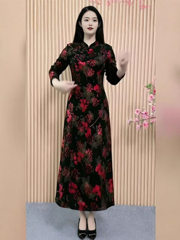 Rochie cheongsam cu stil chinezesc retro, siluetă subțire, primăvara 2025, croială midi, țesătură din bumbac roman cu amestec PVC