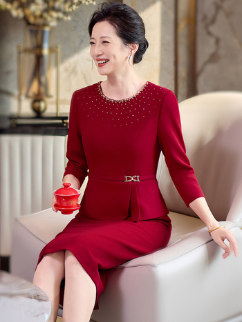 Haljina s iluzijom dvodijelnog dizajna, floralni pleteni materijal, uski elegantan kroj, srednja duljina, okrugli izrez