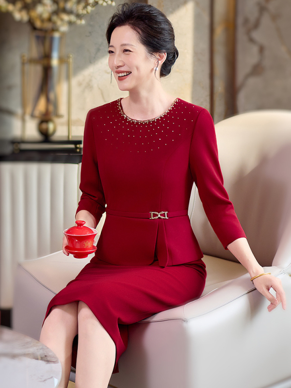 Haljina s iluzijom dvodijelnog dizajna, floralni pleteni materijal, uski elegantan kroj, srednja duljina, okrugli izrez