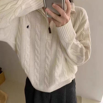 Плетена блуза с бродерия и животински принт, плътна материя, свободна кройка, дълги ръкави, полуцип яка