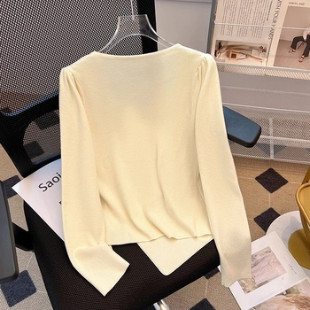 Вискозна плетена блуза-свитер, тясна кройка, кръгло деколте, къса дължина (40–50 см), пуловер