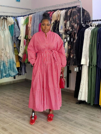 Rochie lungă în dungi, guler înalt, mâneci lungi, talie înaltă, stil elegant