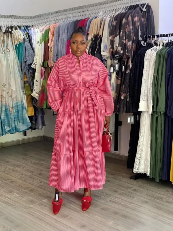 Rochie lungă în dungi, guler înalt, mâneci lungi, talie înaltă, stil elegant