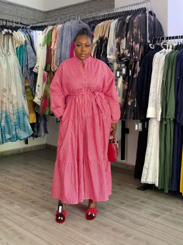 Rochie lungă în dungi, guler înalt, mâneci lungi, talie înaltă, stil elegant