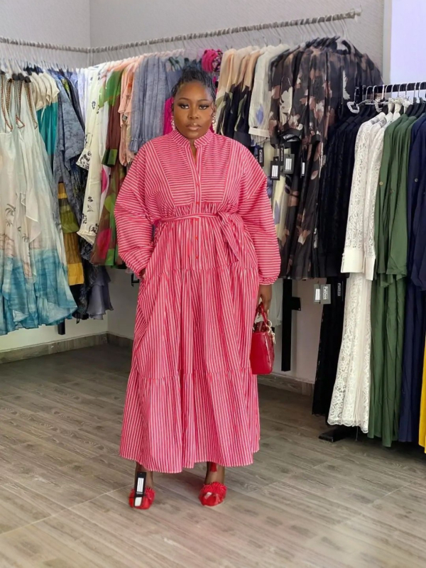 Rochie lungă în dungi, guler înalt, mâneci lungi, talie înaltă, stil elegant