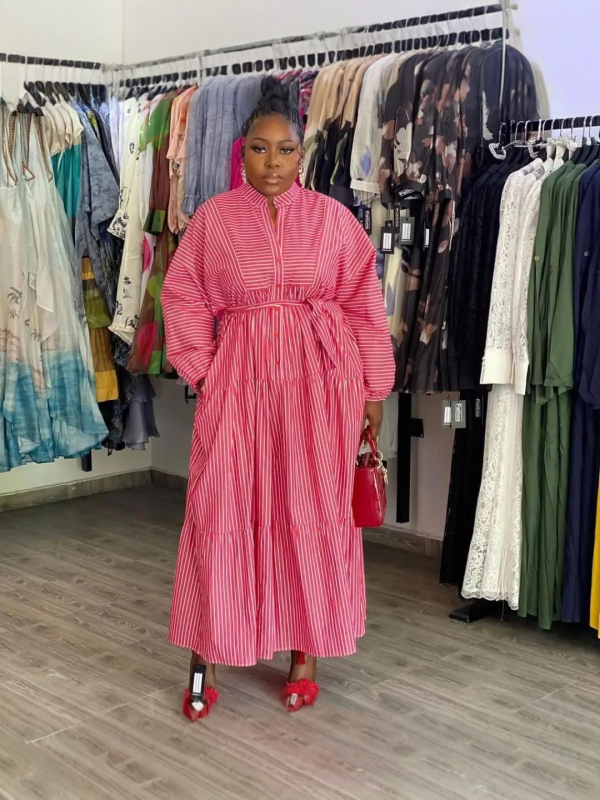 Rochie lungă în dungi, guler înalt, mâneci lungi, talie înaltă, stil elegant