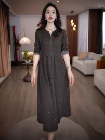 rochie în linie A, lungime midi, decolteu rotund, mâneci lungi, talie înaltă, poliester stretch, iarna 2025