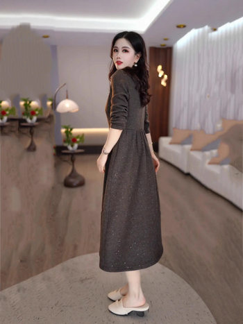 rochie în linie A, lungime midi, decolteu rotund, mâneci lungi, talie înaltă, poliester stretch, iarna 2025