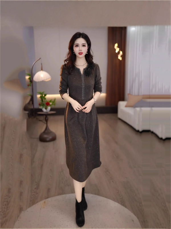 rochie în linie A, lungime midi, decolteu rotund, mâneci lungi, talie înaltă, poliester stretch, iarna 2025