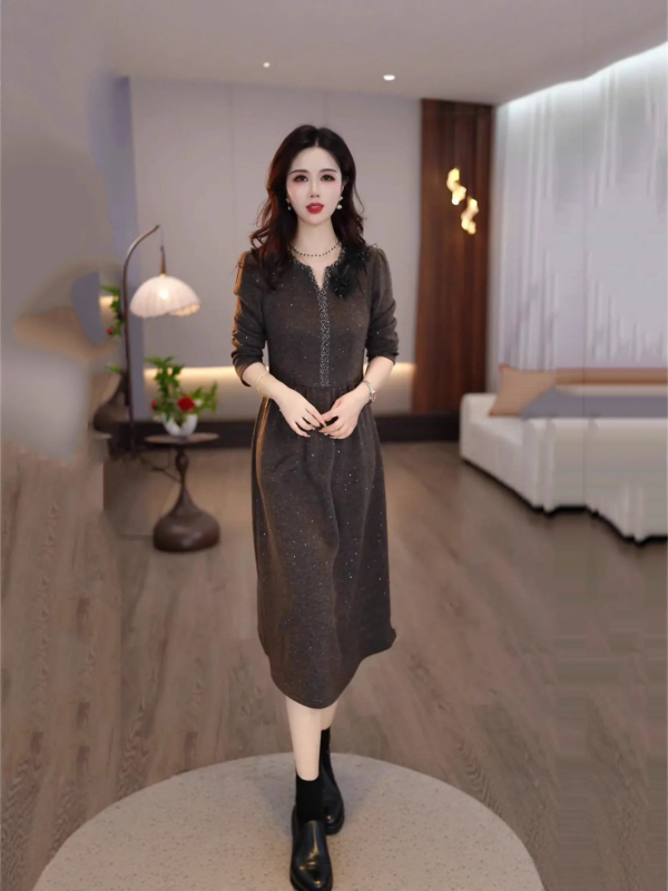 rochie în linie A, lungime midi, decolteu rotund, mâneci lungi, talie înaltă, poliester stretch, iarna 2025