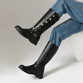 Cizme de cavaler cu gambă înaltă; exterior PU artificial; talpă din cauciuc; fermoar lateral; căptușeală din pluș artificial