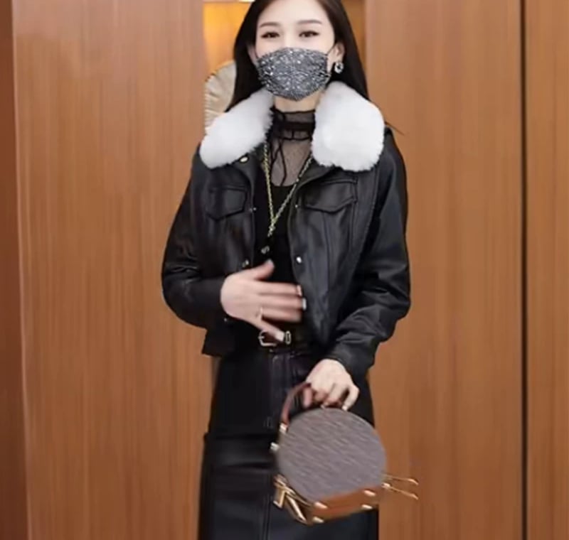 Jachetă de piele PU pentru femei – croială slim, guler polo, mâneci lungi, închidere cu un rând de catarame multiple, finisaj din piele spălată