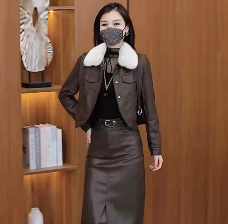 Jachetă de piele PU pentru femei – croială slim, guler polo, mâneci lungi, închidere cu un rând de catarame multiple, finisaj din piele spălată