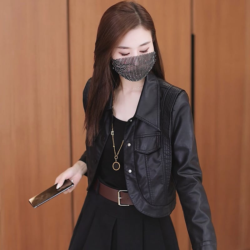 Jachetă de piele PU pentru femei – croială slim, guler polo, mâneci lungi, închidere cu un rând de catarame multiple, finisaj din piele spălată