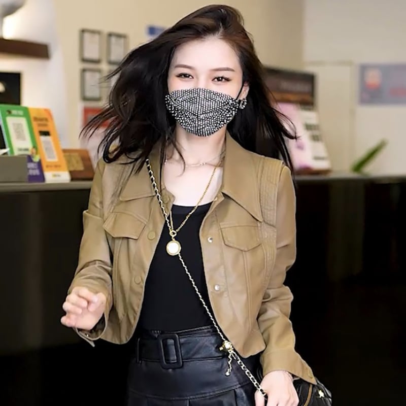 Jachetă de piele PU pentru femei – croială slim, guler polo, mâneci lungi, închidere cu un rând de catarame multiple, finisaj din piele spălată