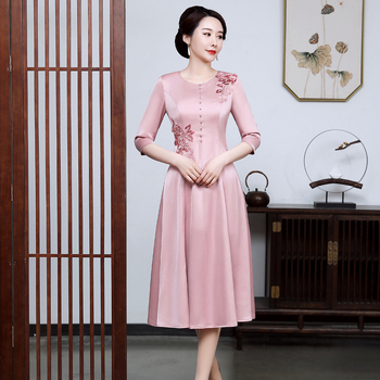 A-vonalú ruha virágos hímzéssel, poliészter anyagból, midi hosszúságú, kerek nyakú