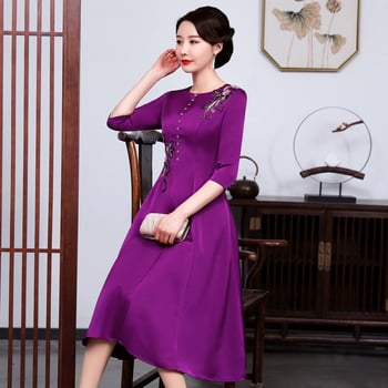 A-vonalú ruha virágos hímzéssel, poliészter anyagból, midi hosszúságú, kerek nyakú