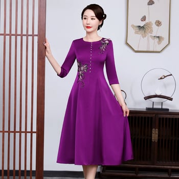 A-vonalú ruha virágos hímzéssel, poliészter anyagból, midi hosszúságú, kerek nyakú