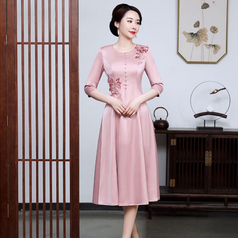 A-vonalú ruha virágos hímzéssel, poliészter anyagból, midi hosszúságú, kerek nyakú