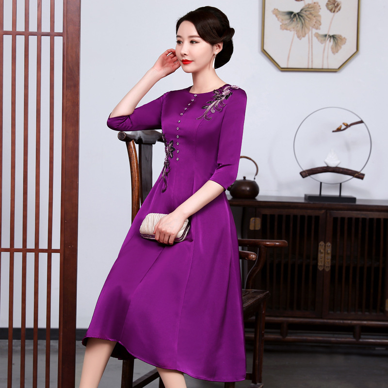 A-vonalú ruha virágos hímzéssel, poliészter anyagból, midi hosszúságú, kerek nyakú