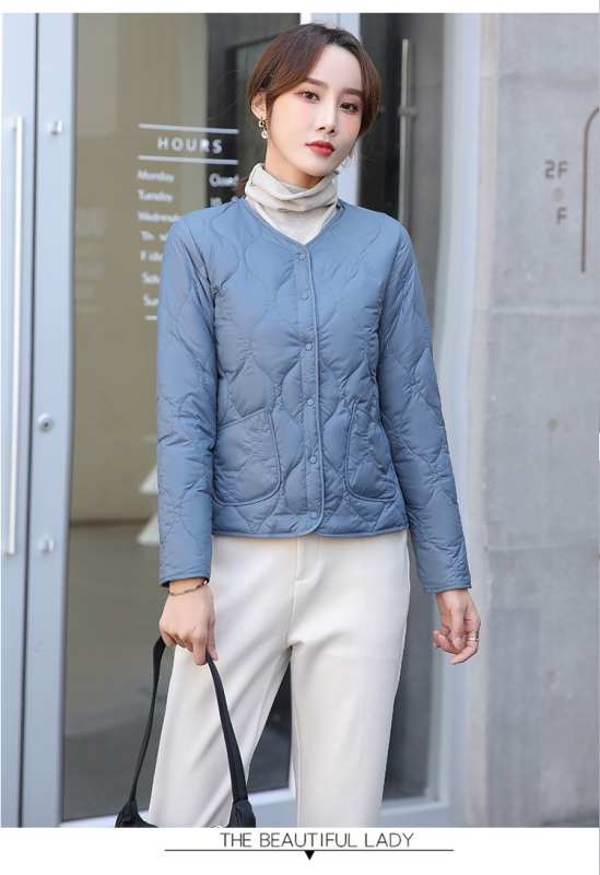 Ženska lagana perjasta jakna kratkog kroja, uski kroj, stojeći ovratnik, punilo od bijelog patka perja, za jesen i zimu