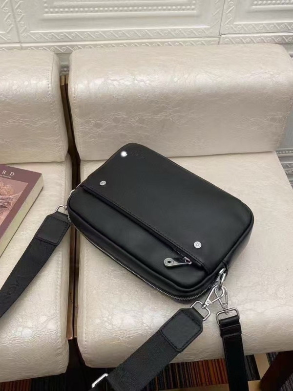 Muška crossbody torba, elitni poslovni stil, kravlja koža, jednobojna, podstava od kravlje kože, ljeto 2025