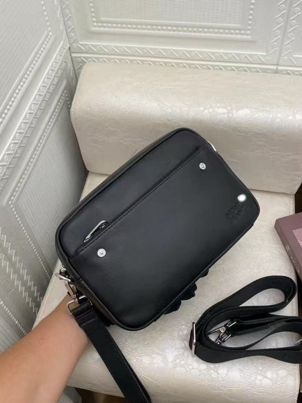 Muška crossbody torba, elitni poslovni stil, kravlja koža, jednobojna, podstava od kravlje kože, ljeto 2025