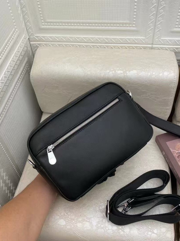 Muška crossbody torba, elitni poslovni stil, kravlja koža, jednobojna, podstava od kravlje kože, ljeto 2025