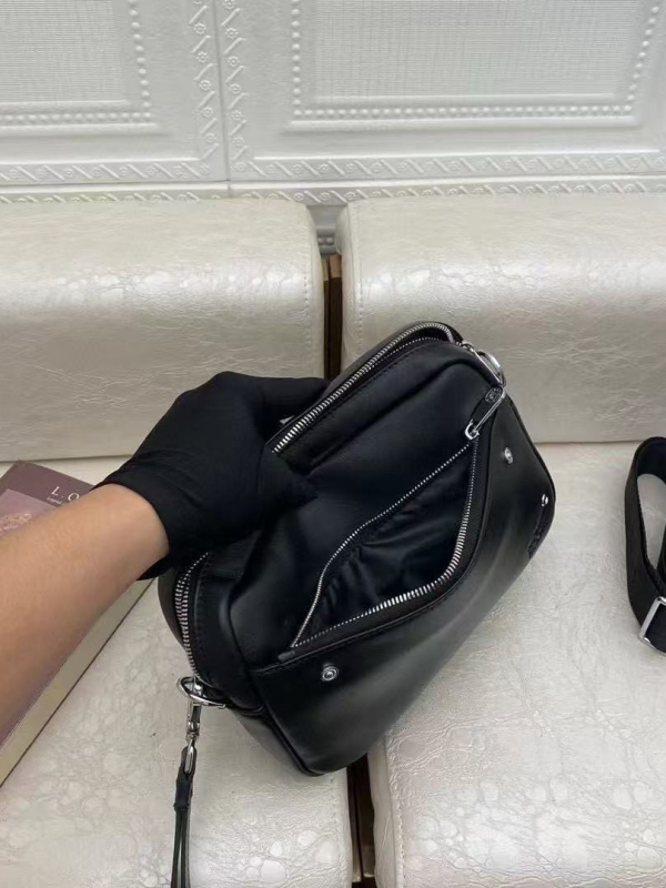 Muška crossbody torba, elitni poslovni stil, kravlja koža, jednobojna, podstava od kravlje kože, ljeto 2025