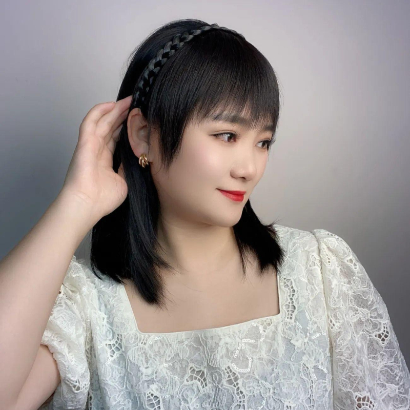 Perika od ljudske kose s integriranim frizom i prednjim dijelom koji skriva sijedu kosu (model LH122; materijal: ljudska kosa; frizura: ravna ili kos; može se bojati ili peglaiti; pogodna za sve oblike lica)