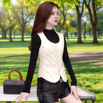 Дамска пухена жилетка за вътрешно носене, регулярна кройка, поло яка, Chenille плат, съдържание на спандекс 80–90%, пролет 2025