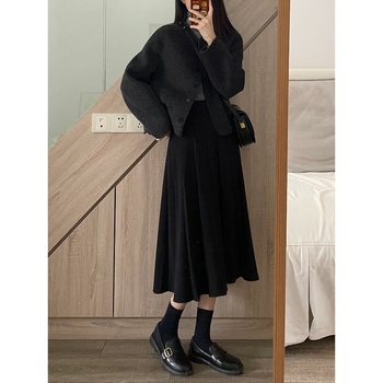 Palton damă din lână | Material principal: bumbac | Lungime foarte scurtă ≤40 cm | Guler rotund | Mâneci lungi | Închidere cu nasturi simple