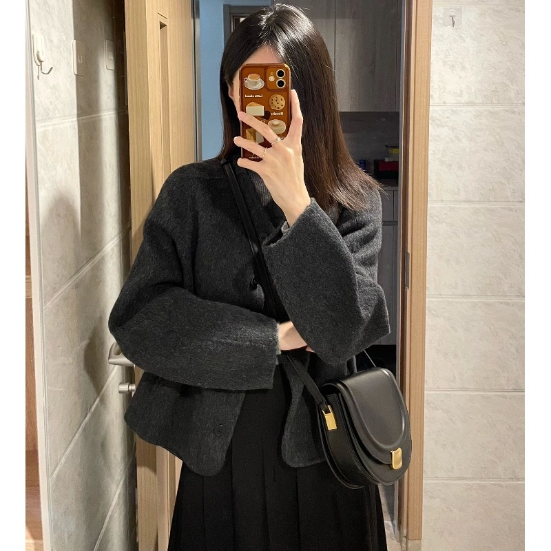 Palton damă din lână | Material principal: bumbac | Lungime foarte scurtă ≤40 cm | Guler rotund | Mâneci lungi | Închidere cu nasturi simple