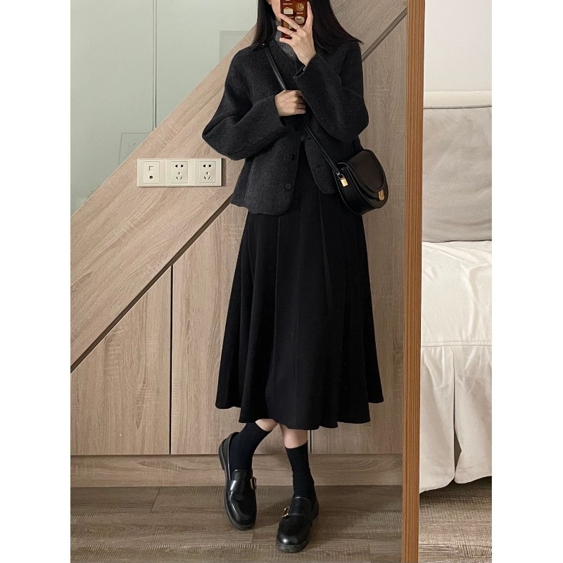 Palton damă din lână | Material principal: bumbac | Lungime foarte scurtă ≤40 cm | Guler rotund | Mâneci lungi | Închidere cu nasturi simple