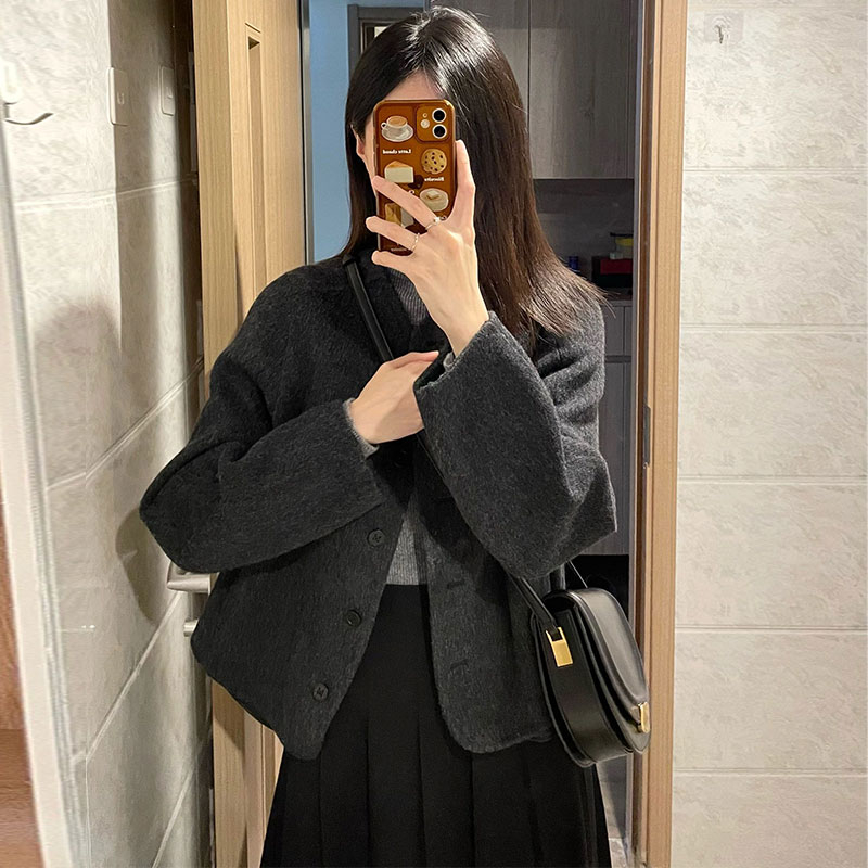 Palton damă din lână | Material principal: bumbac | Lungime foarte scurtă ≤40 cm | Guler rotund | Mâneci lungi | Închidere cu nasturi simple