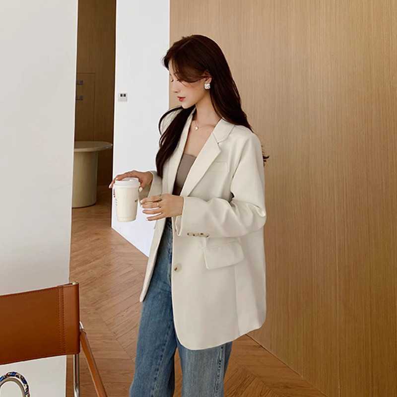 Дамски костюм с блейзер в стил „кралска сестра“, поло яка, едноредно копче, полиестер