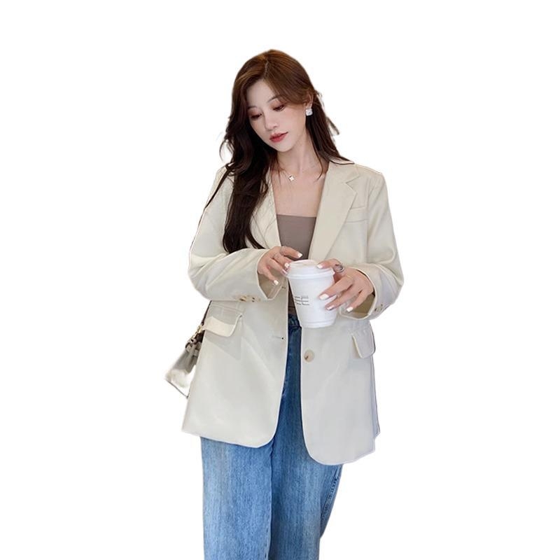 Дамски костюм с блейзер в стил „кралска сестра“, поло яка, едноредно копче, полиестер