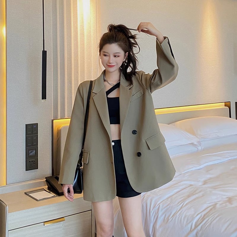 Дамски костюм с блейзер в стил „кралска сестра“, поло яка, едноредно копче, полиестер