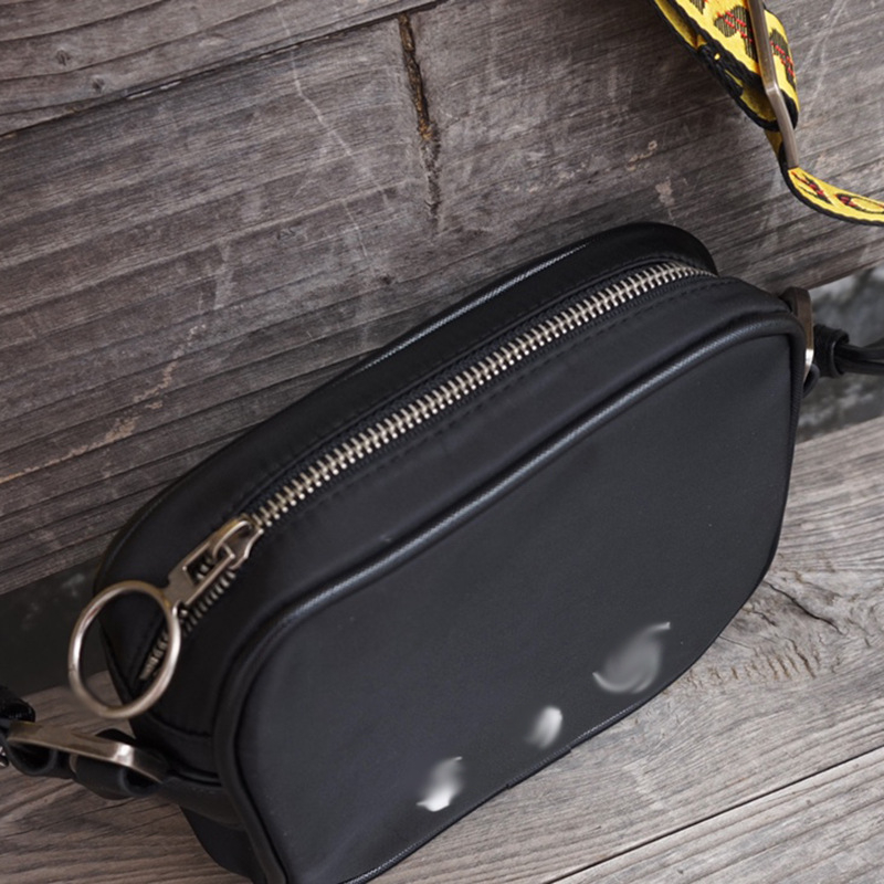 Muška crossbody torba od najlona, vodootporna, street fashion stil, jednobojni uzorak, proljeće 2024