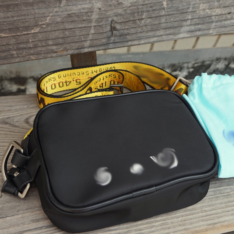 Muška crossbody torba od najlona, vodootporna, street fashion stil, jednobojni uzorak, proljeće 2024