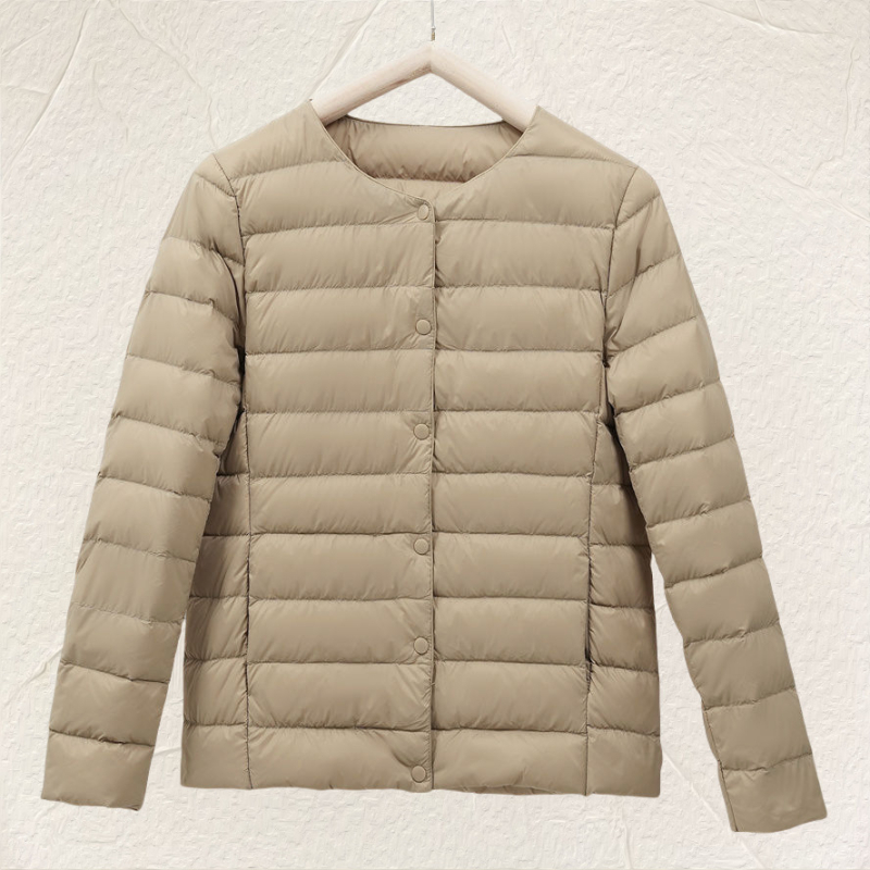 Ženská ľahká vypchávková bunda bez goliera, úzky strih, ultra krátka dĺžka ≤40 cm; výplň: imitácia hodvábneho bavlneného; hlavná látka: polyester; obsah hlavnej látky: pod 30% elastanu.