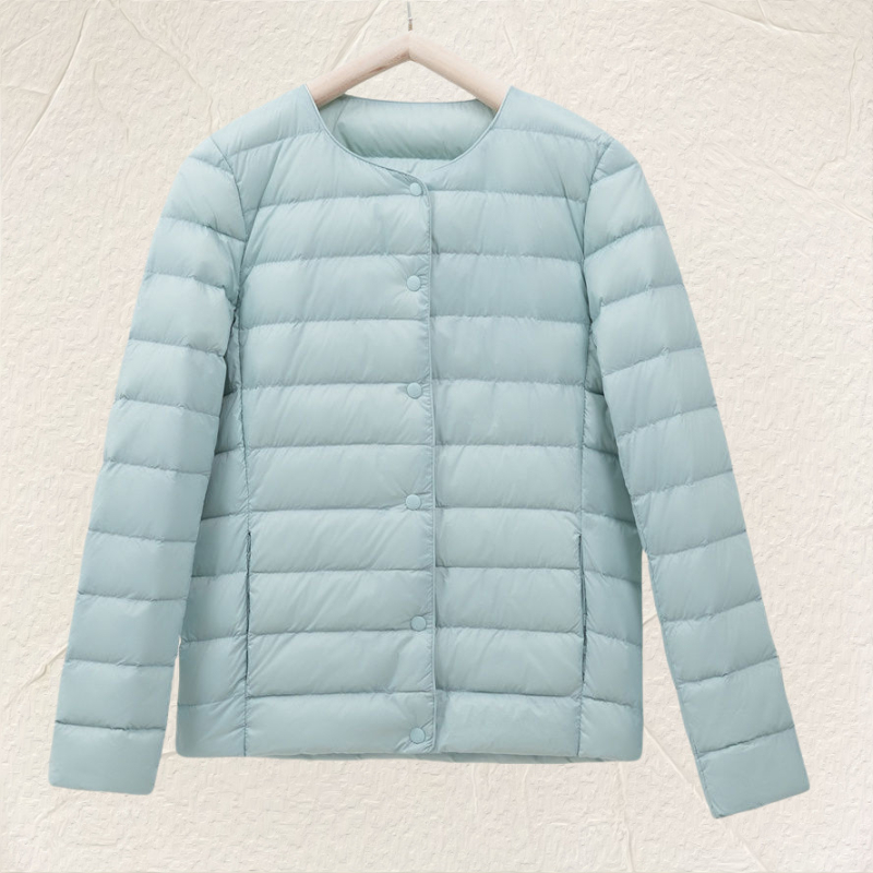 Ženská ľahká vypchávková bunda bez goliera, úzky strih, ultra krátka dĺžka ≤40 cm; výplň: imitácia hodvábneho bavlneného; hlavná látka: polyester; obsah hlavnej látky: pod 30% elastanu.