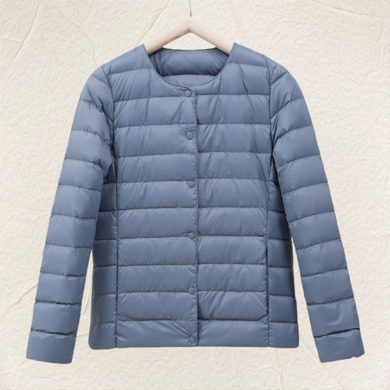 Ženská ľahká vypchávková bunda bez goliera, úzky strih, ultra krátka dĺžka ≤40 cm; výplň: imitácia hodvábneho bavlneného; hlavná látka: polyester; obsah hlavnej látky: pod 30% elastanu.